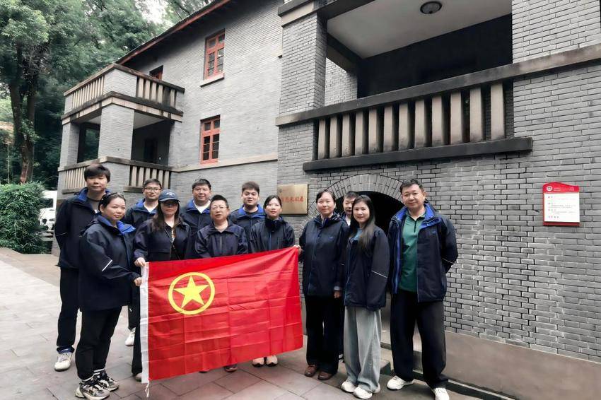 “庆五一·迎五四”武昌供水人开展“劳动+艺术+红色”研学活动.docx