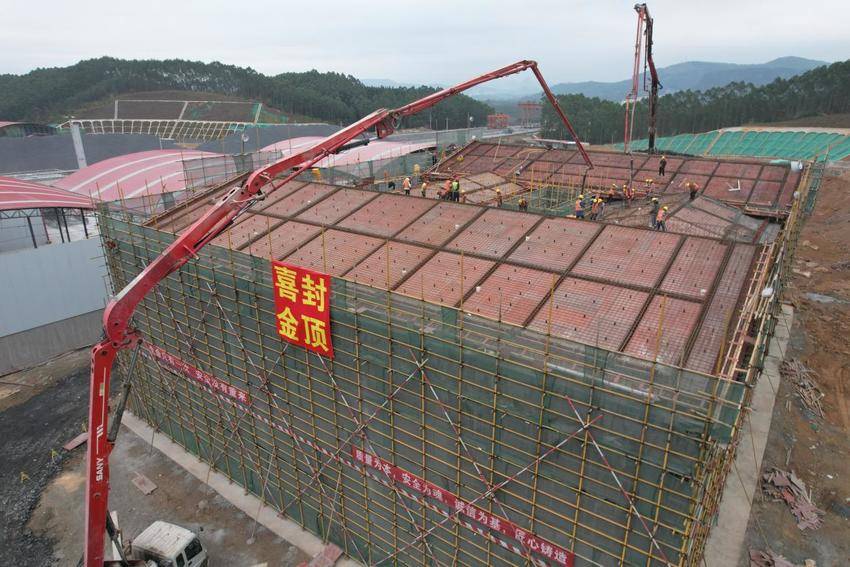 【交通强国】罗鹿高速项目古砦服务区南服务楼主体结构喜封金顶.docx