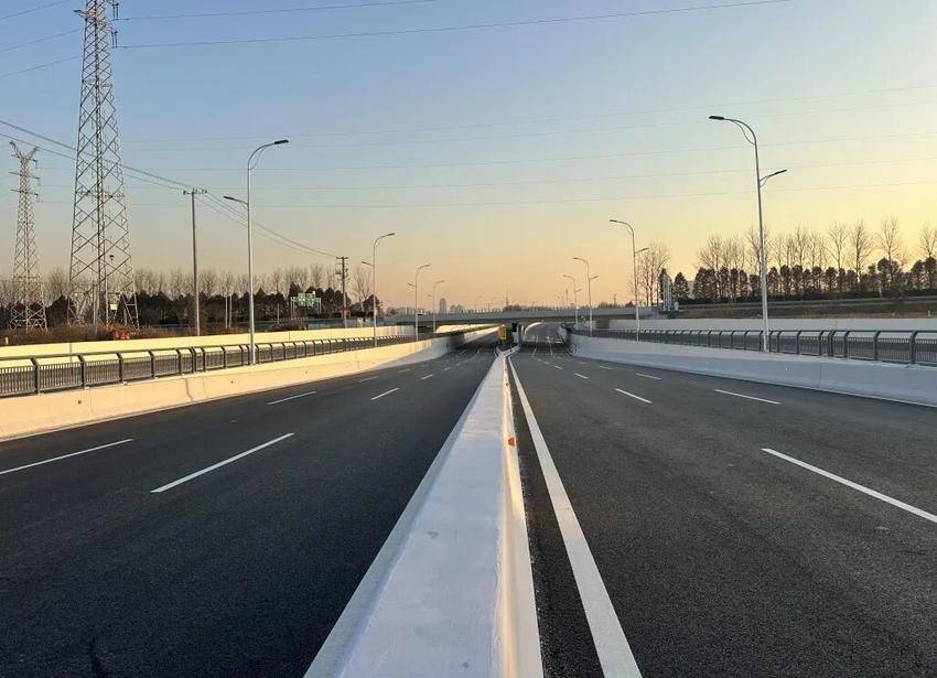 【特别策划】海门长江路北延工程穿越高速的“一公里”.docx