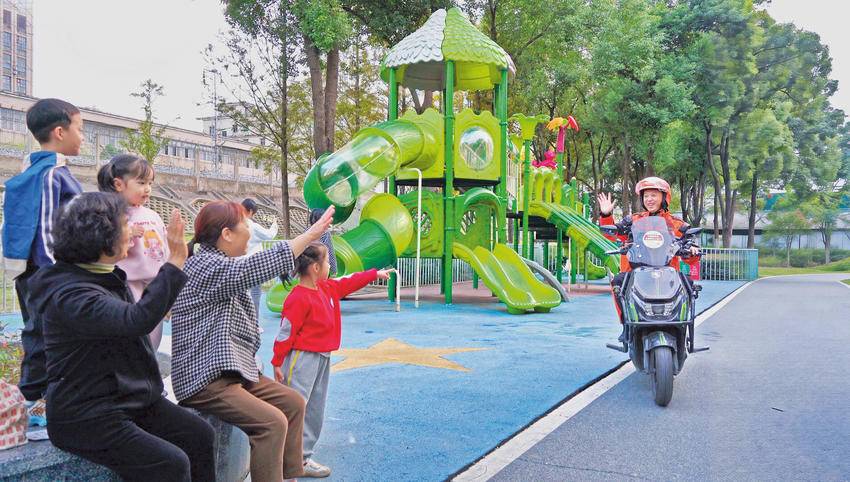 张宝剑热情问候社区居民