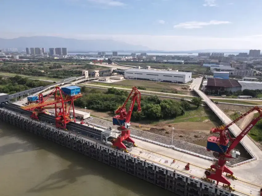 【特别策划】一片陆域的“枢纽重生”：九江安信物流堆场改写港口新格局(1).docx
