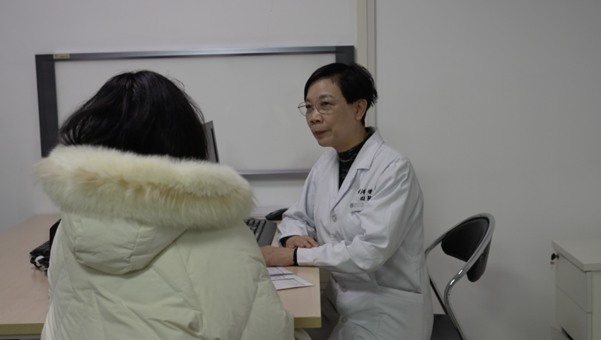 求子者在生殖医学中心向谢青贞进行咨询。记者 杨千帆 摄