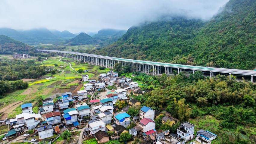 【特别策划】桂北筑通途 匠心绘华章——罗鹿高速一标项目建设纪实.docx