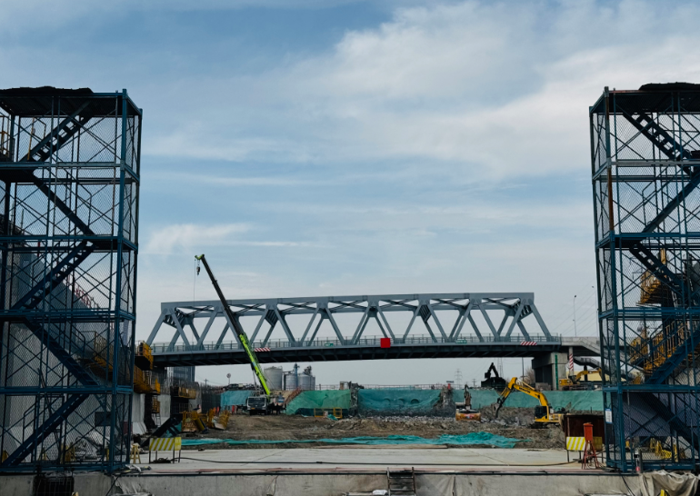 【特别策划】江河作证——双桥枢纽项目套闸大桥主桥上部结构攻坚记.docx