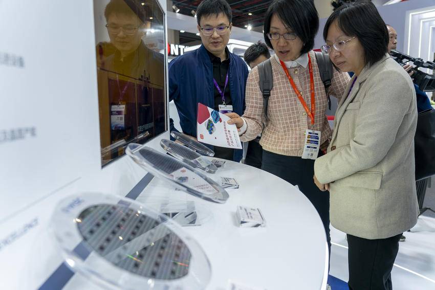 长飞先进展台，观众参观晶圆产品。（湖北日报全媒记者 魏铼 摄）