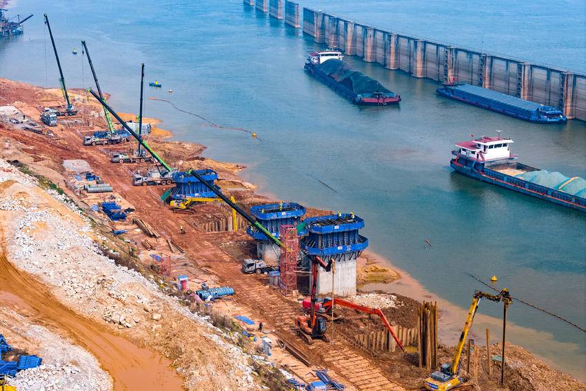 【一线传声】中交二航局湘江长城一级航道2标下游靠船墩首墩顺利封顶.docx