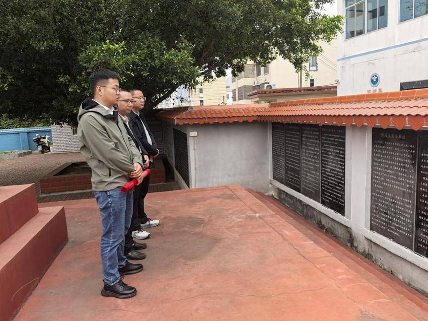 【一线传声】罗鹿高速项目开展清明祭扫活动.docx