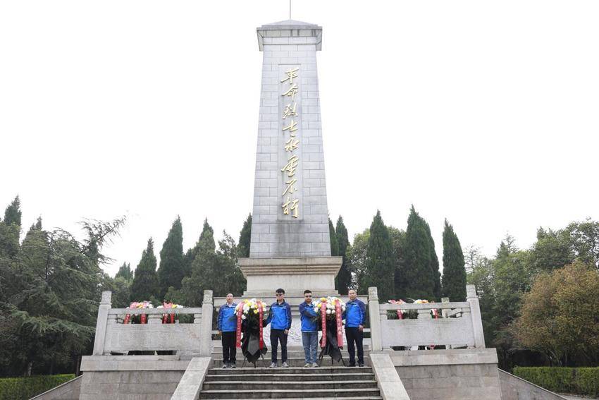 【一线传声】淮南淮河大桥项目党支部赴板张集烈士陵园开展主题党日活动.docx