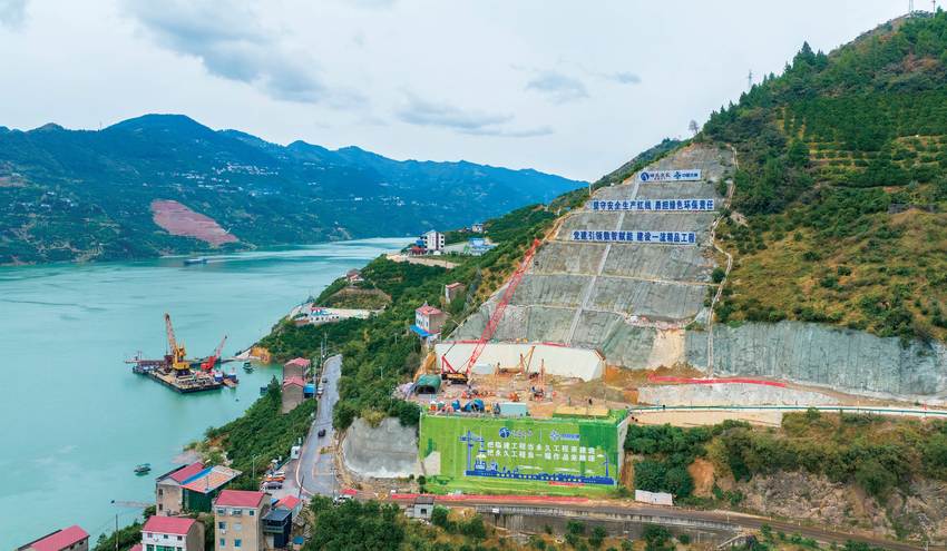 九歌长江大桥北主塔建设现场。