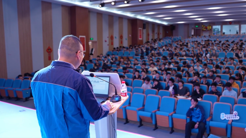 【一线传声】万名工程师进课堂 解锁大桥建造奥秘.docx