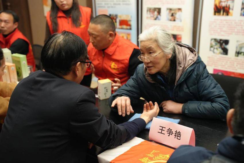 荆楚传雷锋精神 武汉好人圈义诊送健康(2).docx