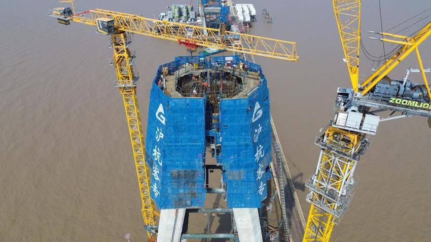 【交通强国】杭州湾跨海高铁大桥南航道桥首个主塔塔肢合龙.docx