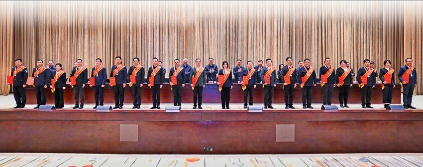 武汉市委、市政府为20名作出突出贡献的公务员记二等功。