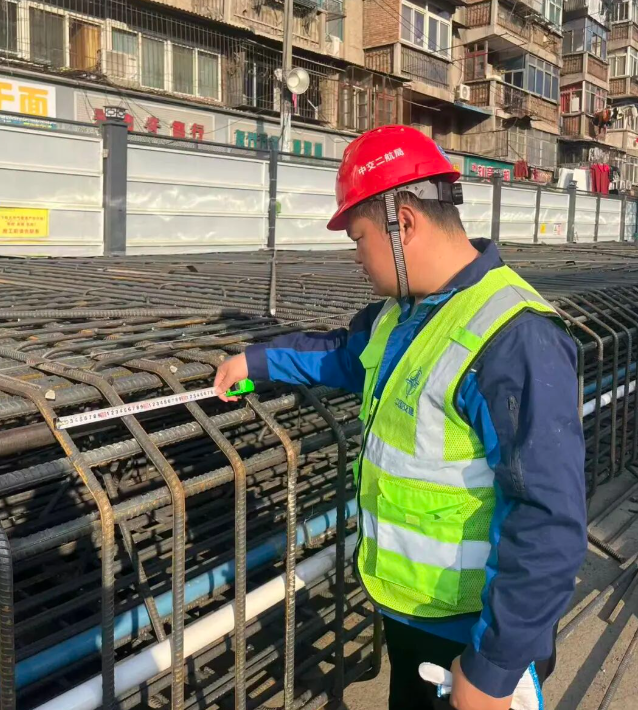 【特别策划】十五载一线深耕 陈鲁以实干破解工程建设难题.docx