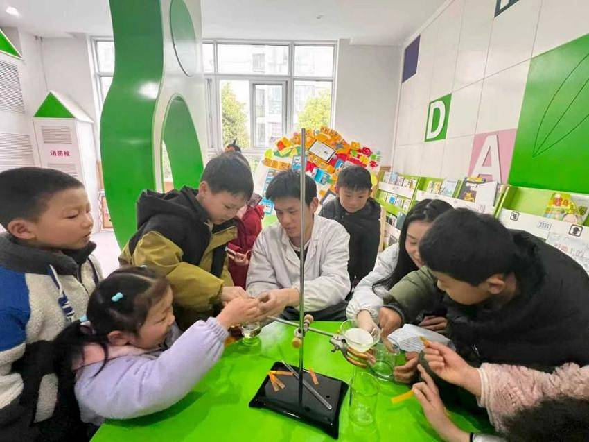 “小水滴的魔法课堂”开课！东西湖自来水人邀萌娃共绘水网画卷.docx