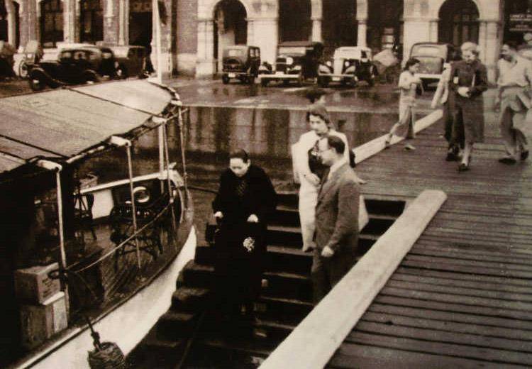 1939年，宋庆龄与保卫中国同盟中央委员一起前往香港码头察看支援抗战物资装运情况。