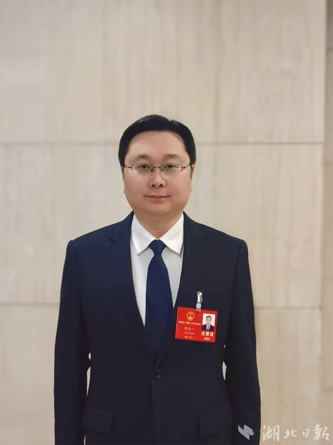 省人大代表、竹溪县委书记许庆一。