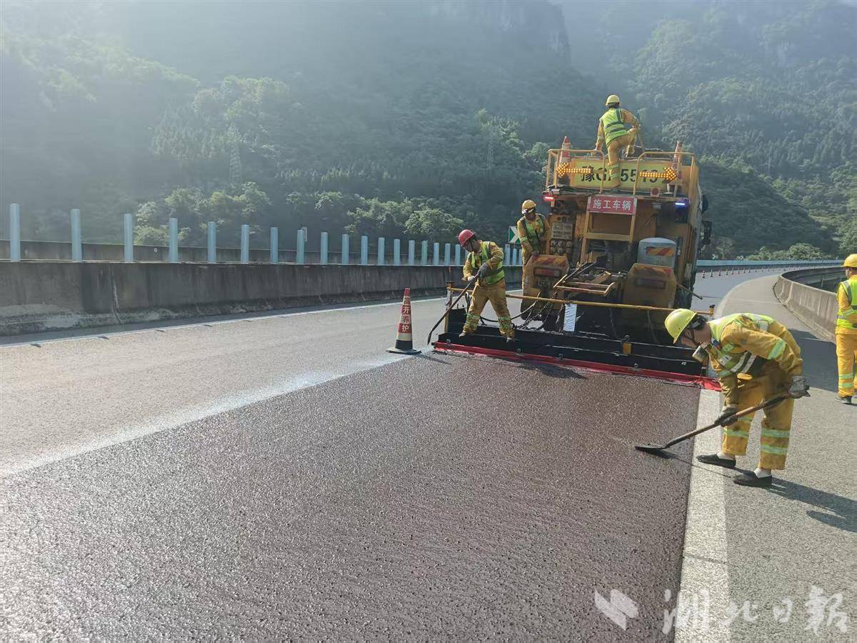 沪蓉高速宜巴段路面微表处施工.jpg
