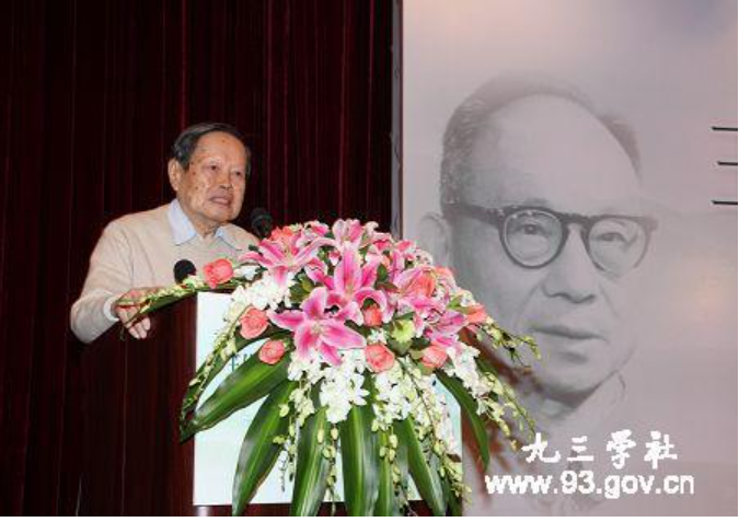 2011年12月31日，杨振宁在王竹溪先生诞辰100周年纪念大会上致辞。（图片来源：九三学社中央委员会网站）.png