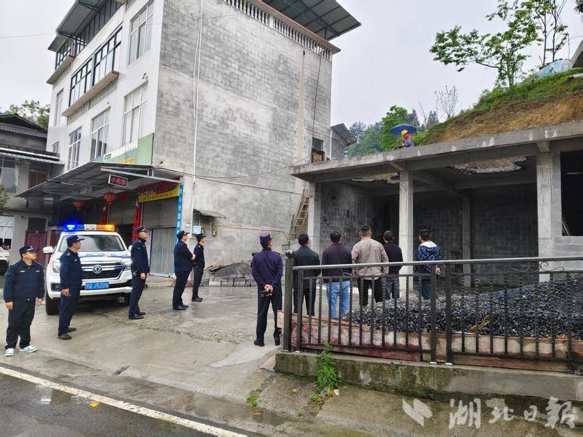 咸丰县曲江镇一处违法建筑被拆除