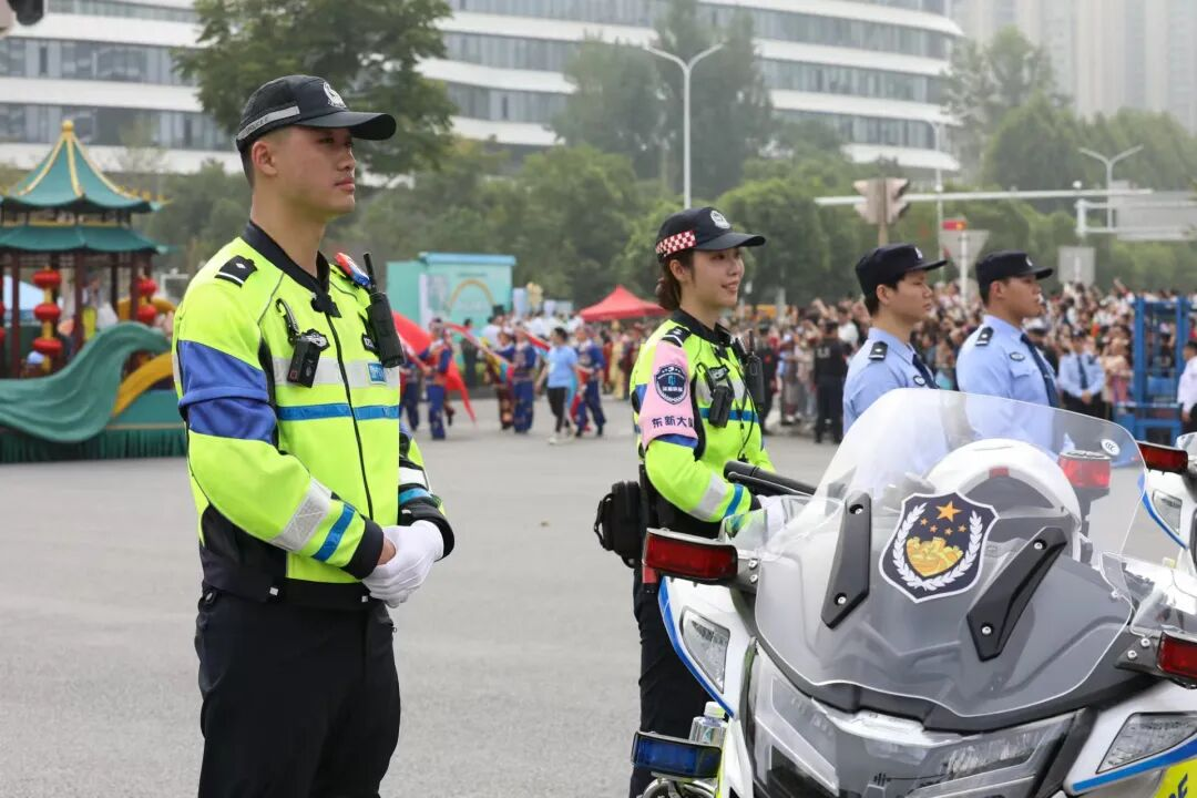 图为：交警在光谷花车巡游现场值守，引导交通。.png