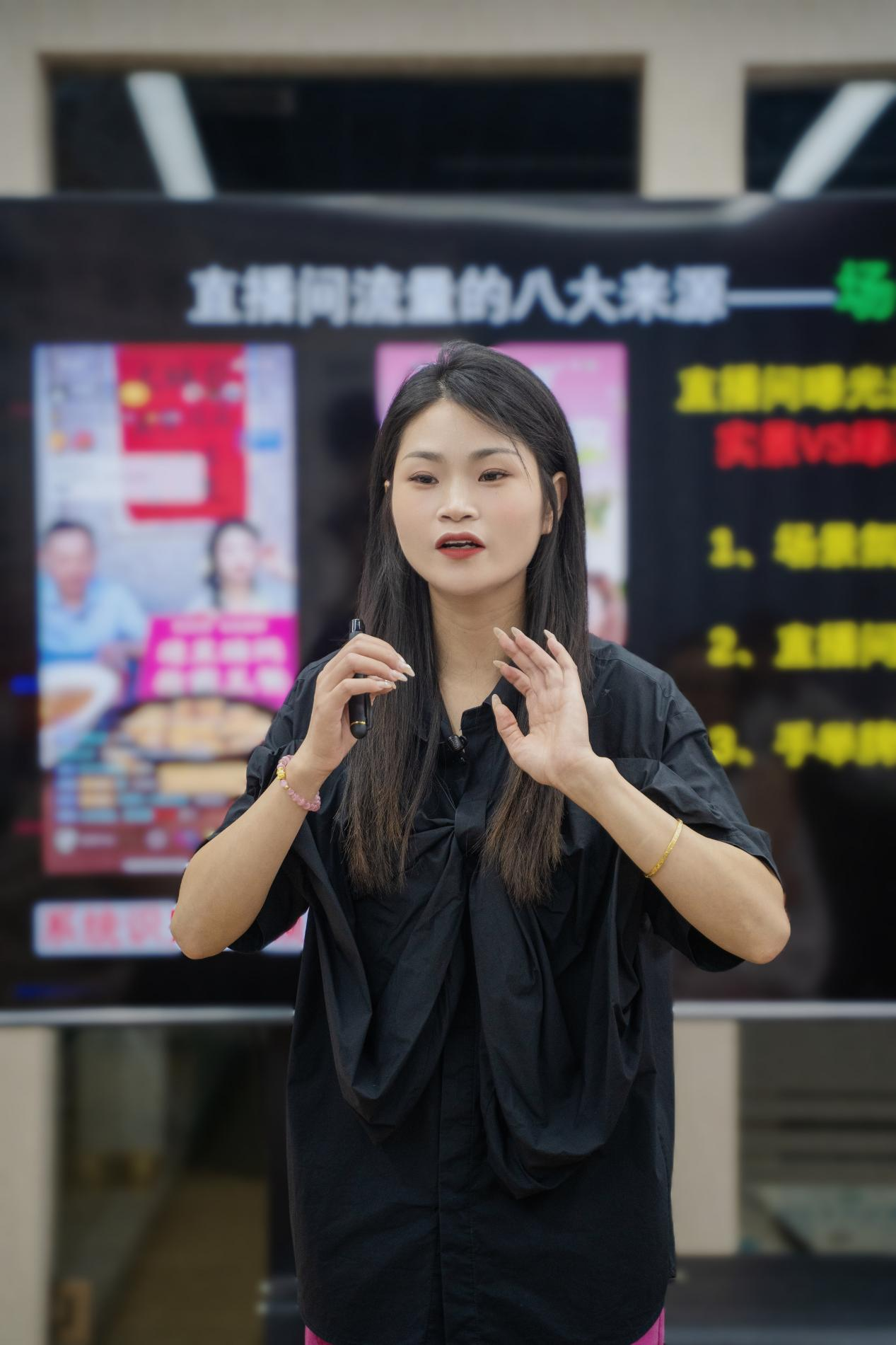 陈丹在讲课。(受访者供图).png 陈丹在讲课。(受访者供图).png