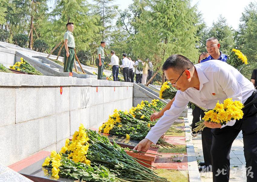 恩施市：青山埋忠骨 英魂励后人 - 湖北日报新闻客户端