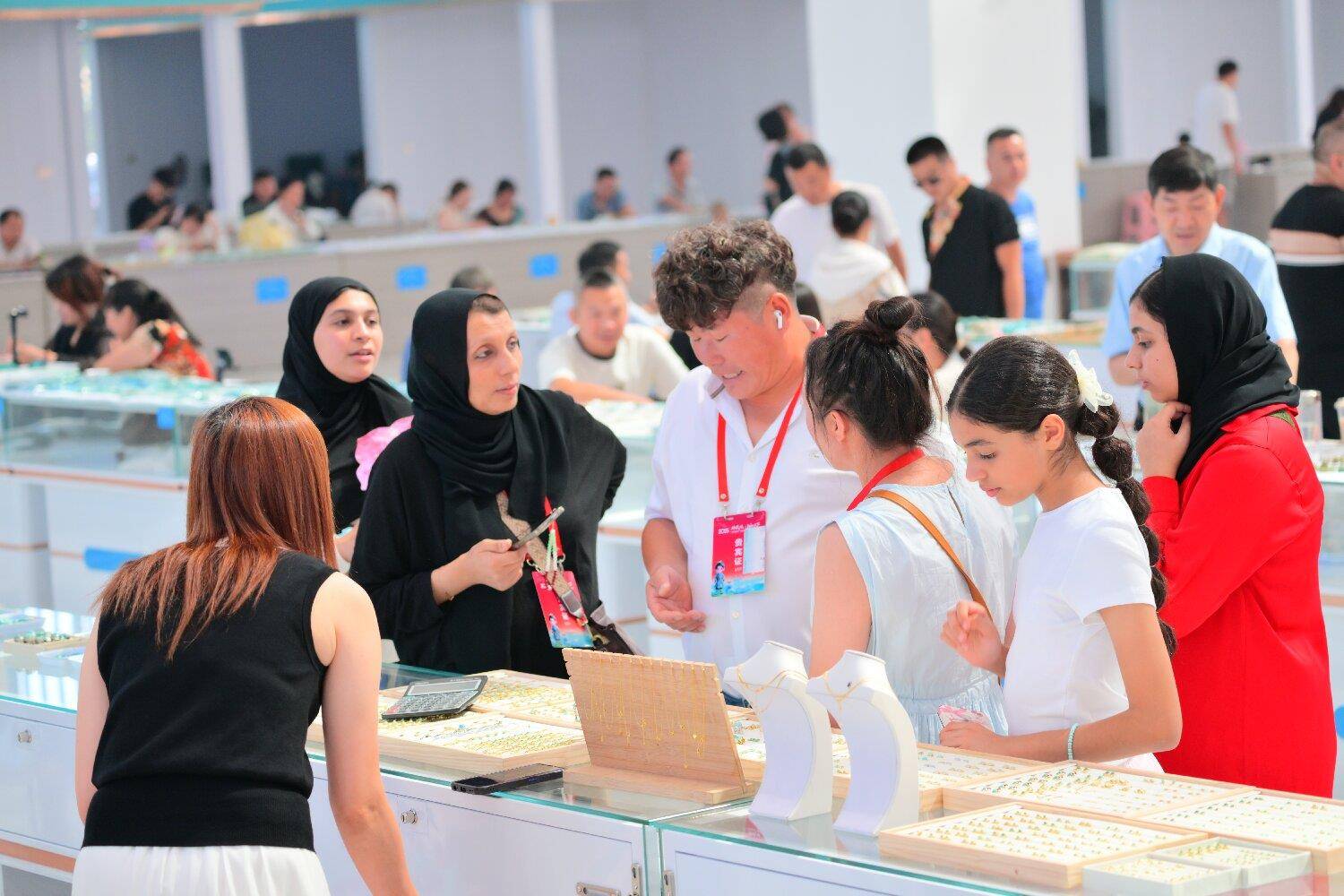 竹山县国际珠宝交易中心扫“码”守护绿松石诚信交易- 湖北日报新闻客户端