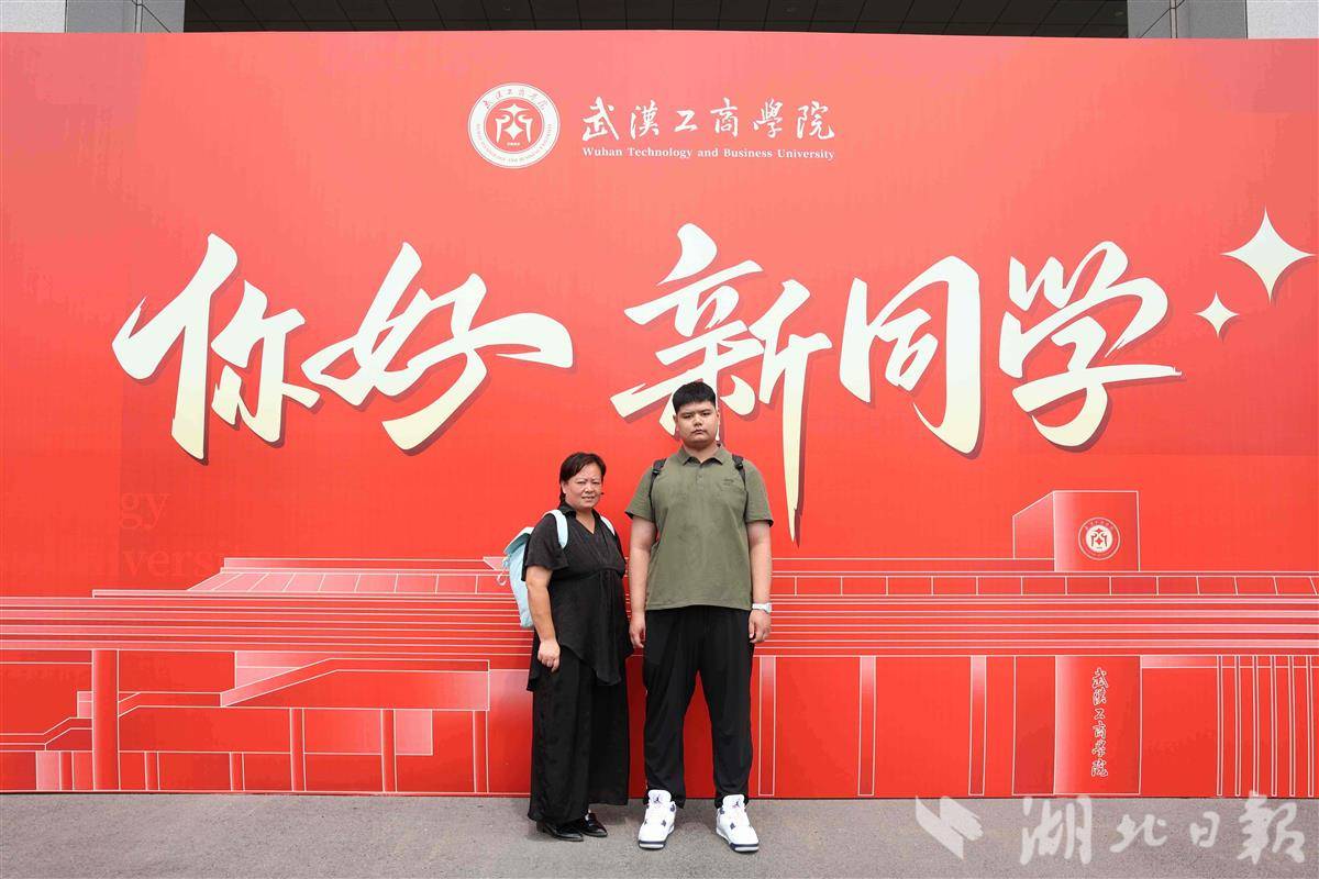 图为2米新生柳兆轩和母亲合影 摄影：芮雨欣.JPG