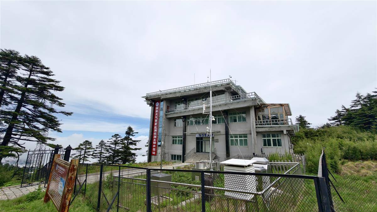 加快建成生態(tài)支點 尋訪美麗細胞丨登上華中海拔最高大氣監(jiān)測站 這里的PM2.5是0