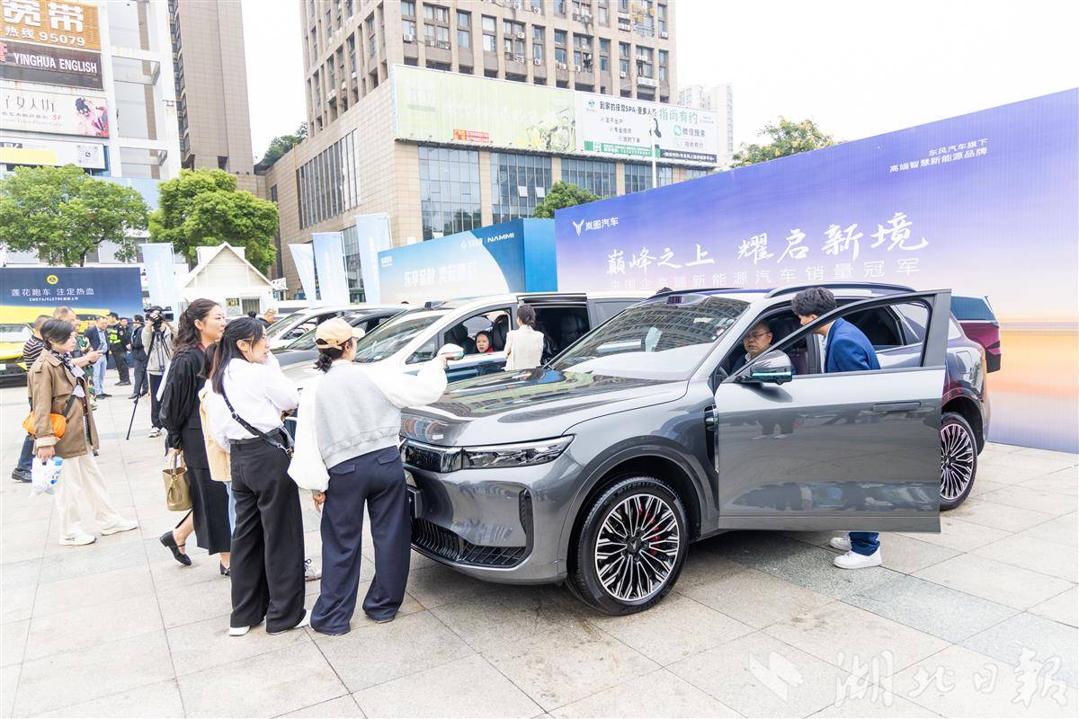 011 市民纷纷上车体验。.jpg