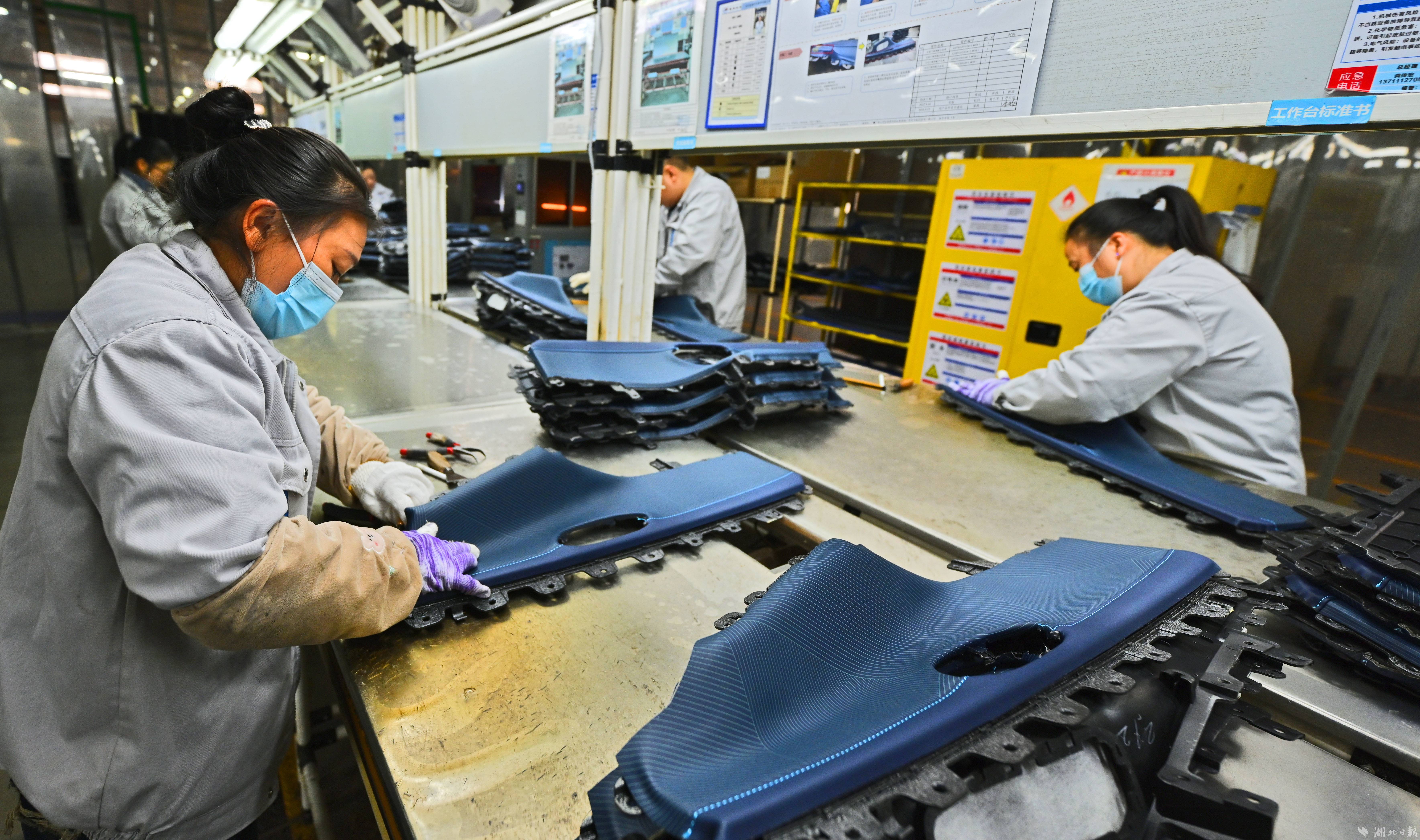 2月12日,在宜昌富强汽车部件有限公司智能化生产车间内,机械臂精准