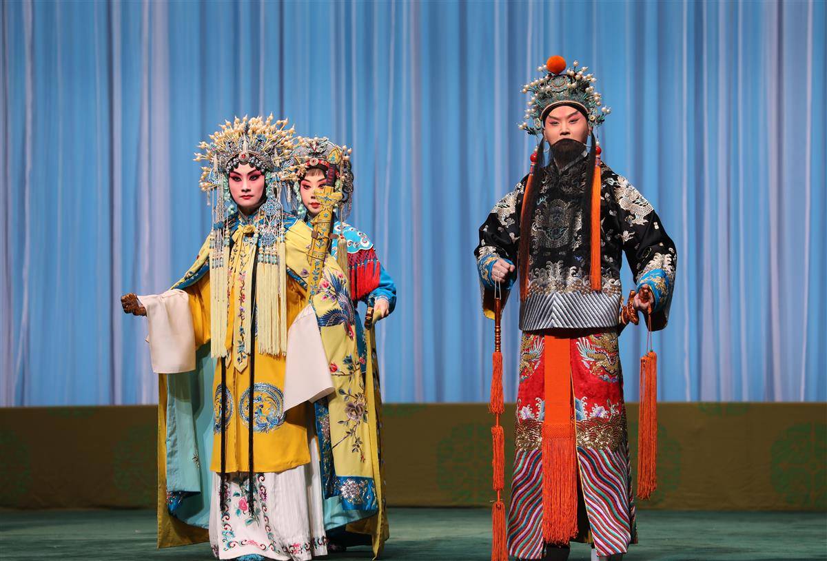 4月18日，京剧《龙凤呈祥》演出剧照。