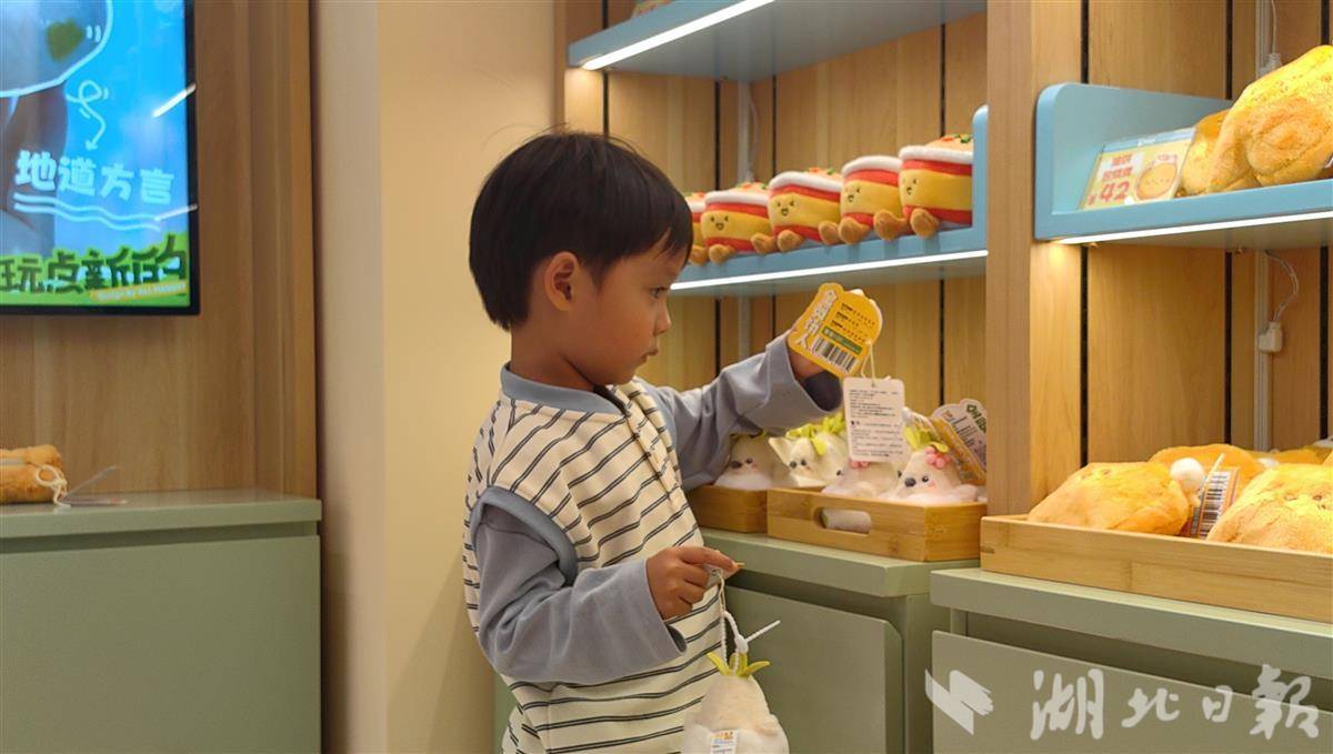 4月3日，“全员饿人”江汉路店开业，“蒜鸟”宝宝玩偶上线，该款“蒜鸟”语音包的录音者、武汉网红“当当酱”在现场选购自己配音的“蒜鸟”玩具。