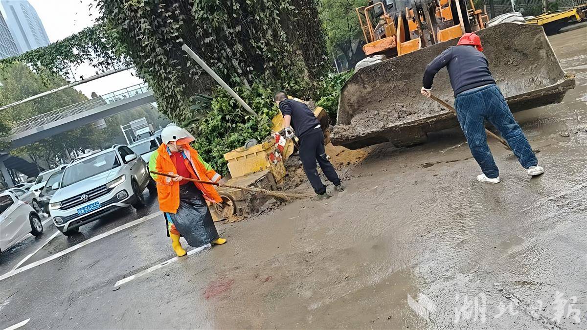 江岸环卫冒雨清理堵路泥土，抢通道路 (1).jpg