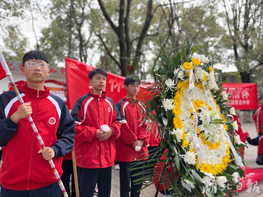 来凤县翔凤镇接龙中学开展"清明祭扫 缅怀先烈"活动