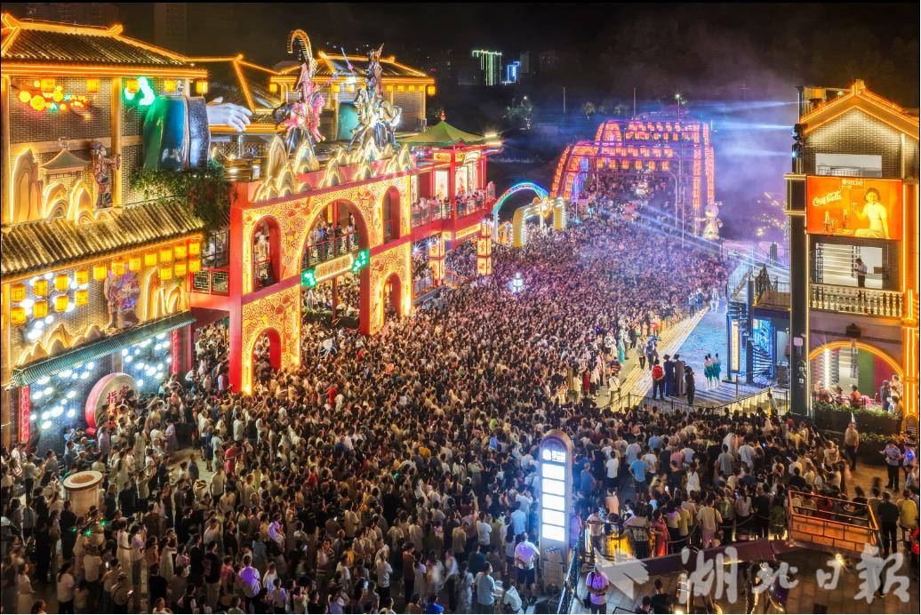 武陵不夜城光影街璀璨启幕(溪荣梅 摄) (1).png 武陵不夜城光影街璀璨启幕(溪荣梅 摄) (1).png