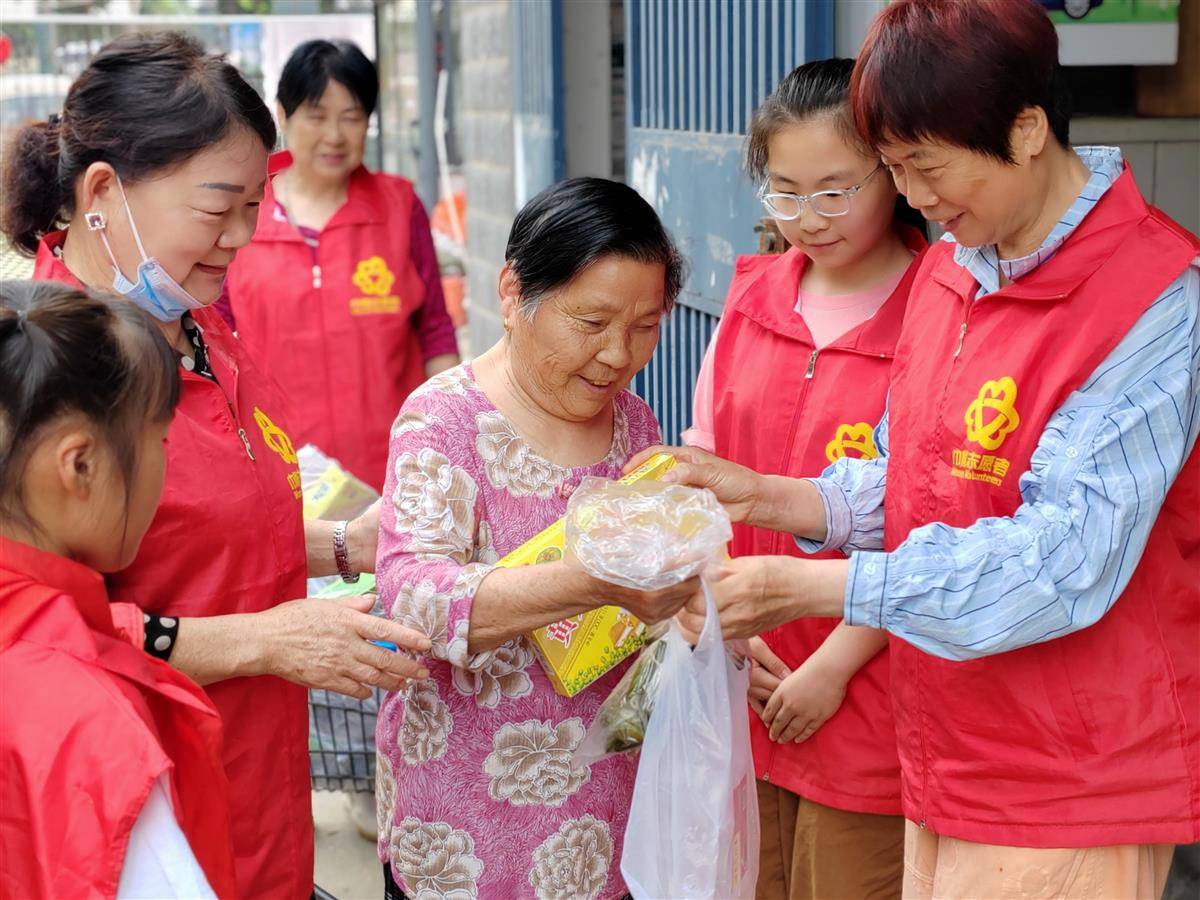槐荫办事处组织“一老一小”志愿者在端午节为辖区老人送上粽子和绿豆糕，用暖心行动传递孝文化.jpg