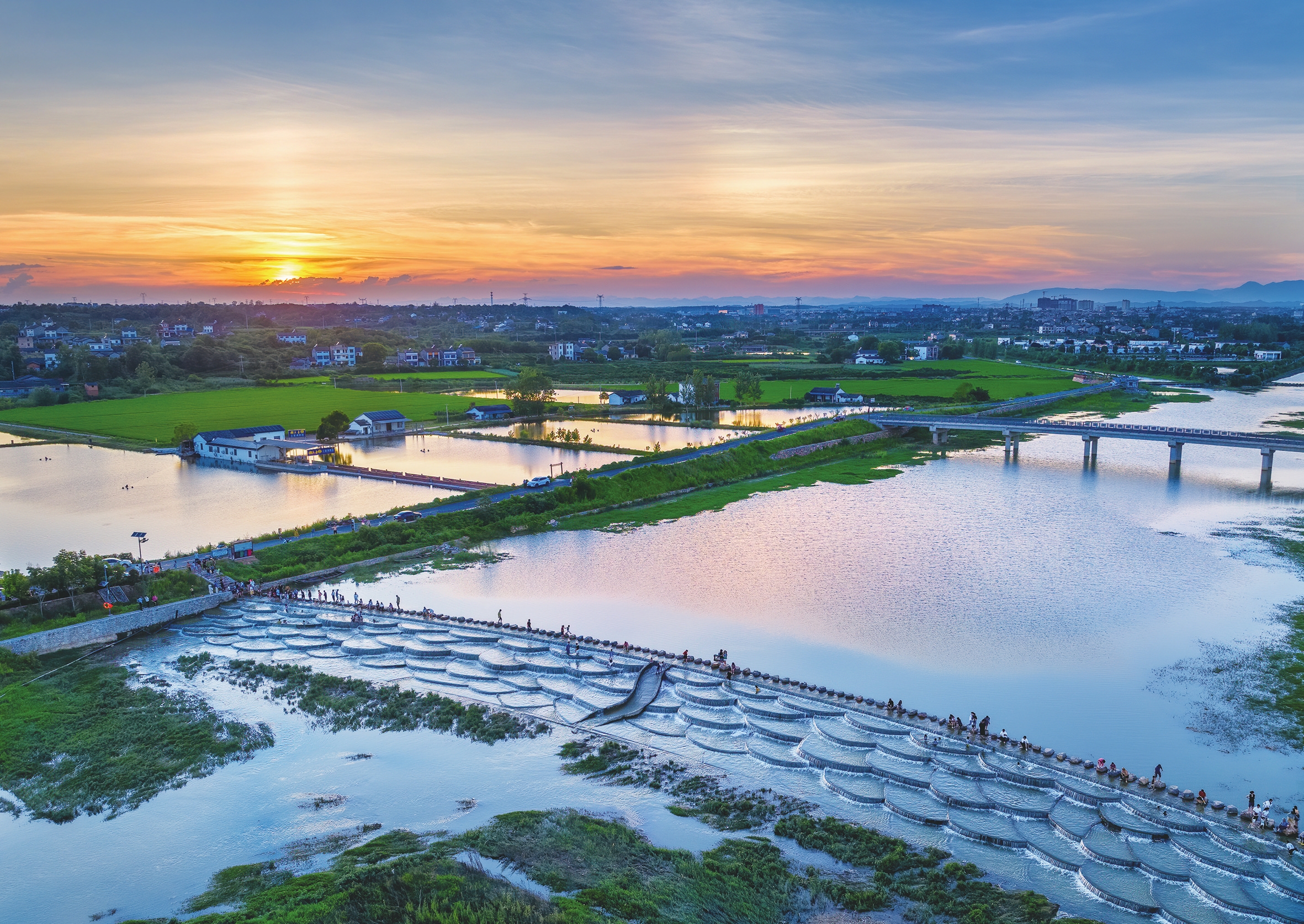 三岔河龙鳞坝成消暑纳凉好去处