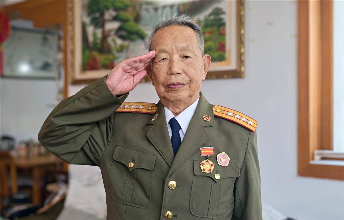 方成德敬礼照.jpg 方成德敬礼照.jpg