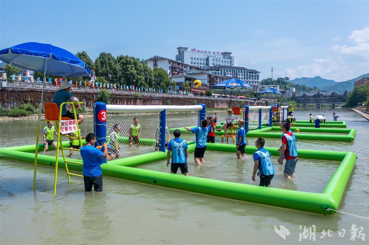 贡水河畔水上排球激情开赛