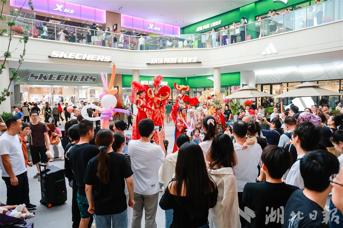 002 武汉杉杉奥莱商场内人气很旺。受访单位供图.jpg