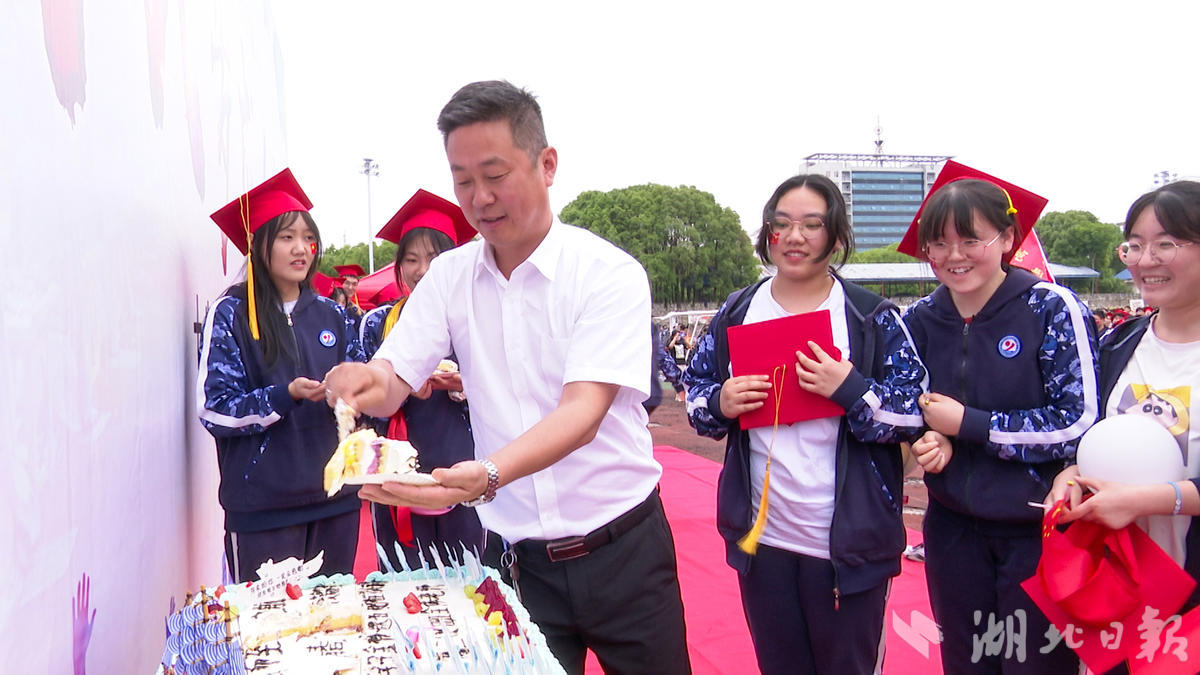 嘉鱼县第一中学举行2022届十八岁成人礼宣誓仪式