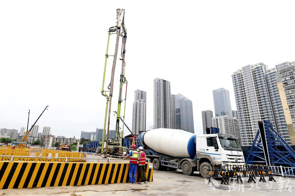 双节假期，地铁10号线施工作业现场一片繁忙。袁永华 摄.jpg