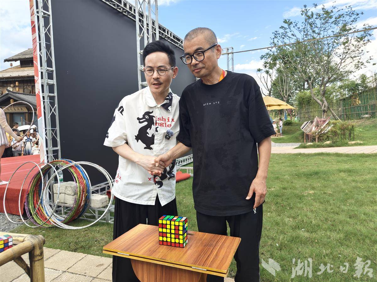 003 表演结束后，吴曌（左）应邀与观众合影。.jpg