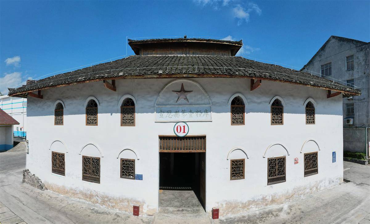 吊脚粮仓大门全景 (1).JPG