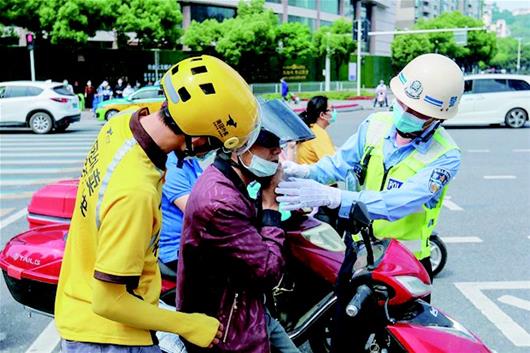 骑电动车出门你佩戴好头盔没