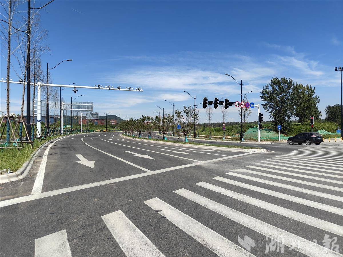 006 武汉经开区左岸大道兴七路口。.jpg 006 武汉经开区左岸大道兴七路口。.jpg