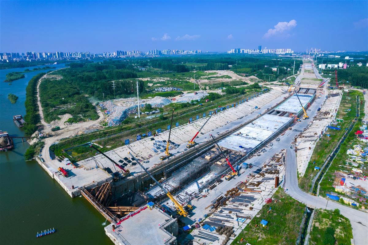 黄敏 向文昌 许豹 全媒体见习记者赵怡然)为全力冲刺9月底鱼梁洲隧道