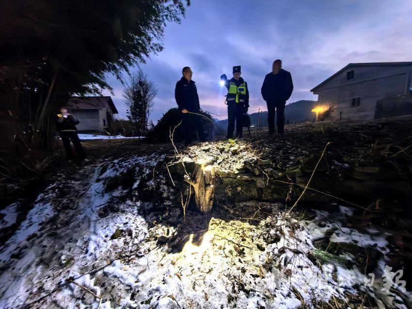 民警在四处寻找老人。